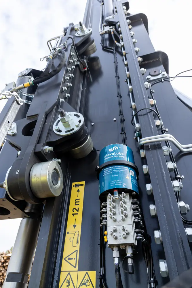 Close view of mast mechanisms, hoses and connections.