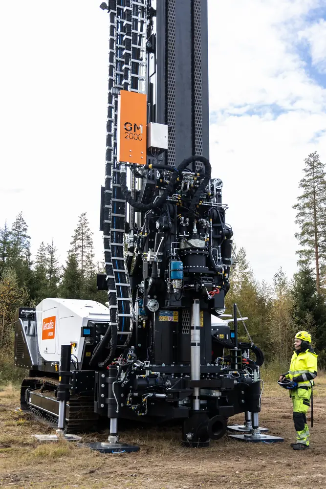 The mast assembly and an operator standing beside the rig.