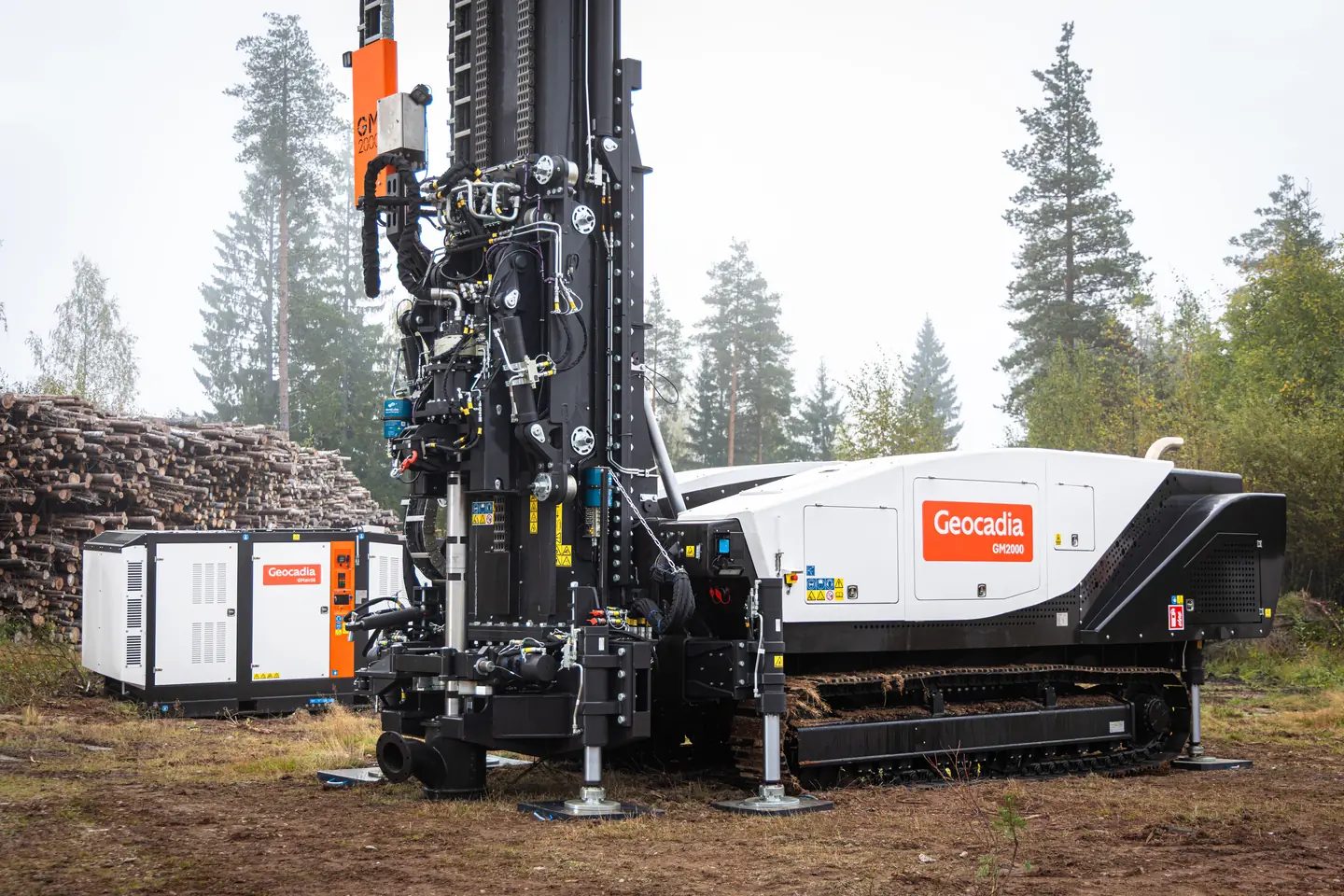 Geocadia GM2000 drilling rig with its tracked base, mast assembly and stabiliser feet
