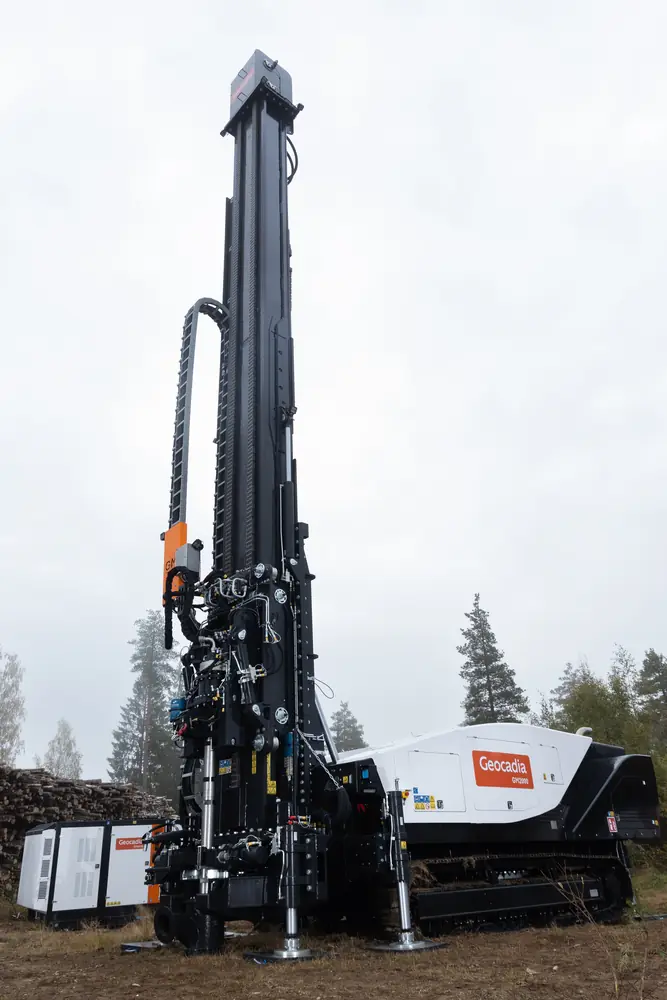 Front three-quarter view of the GM2000 with its mast raised.