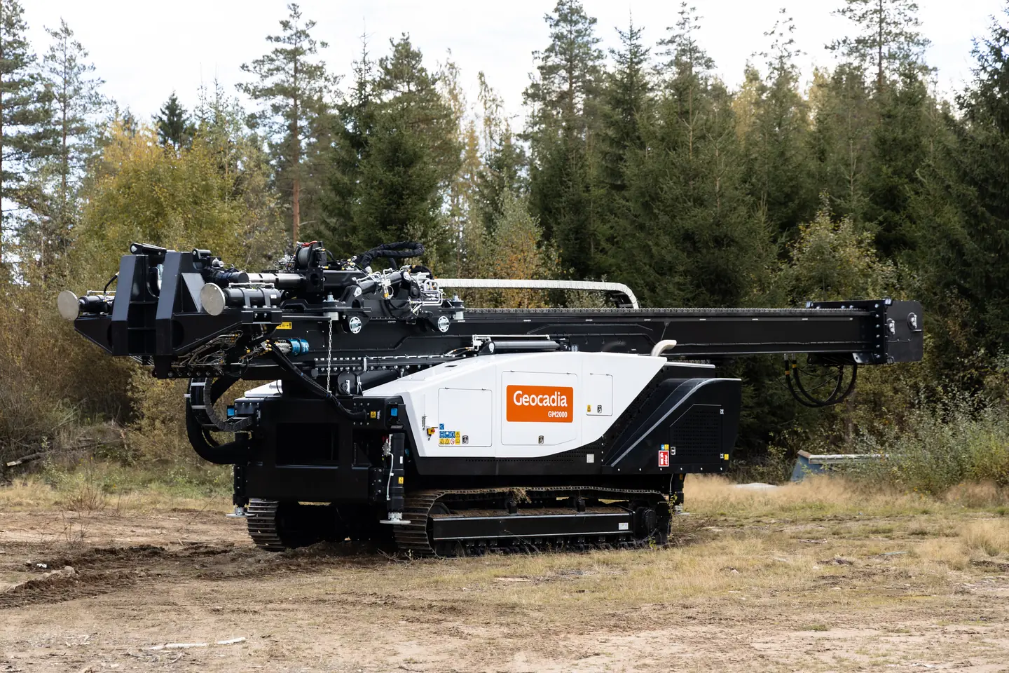 Side view of the tracked GM2000 with the mast lowered.
