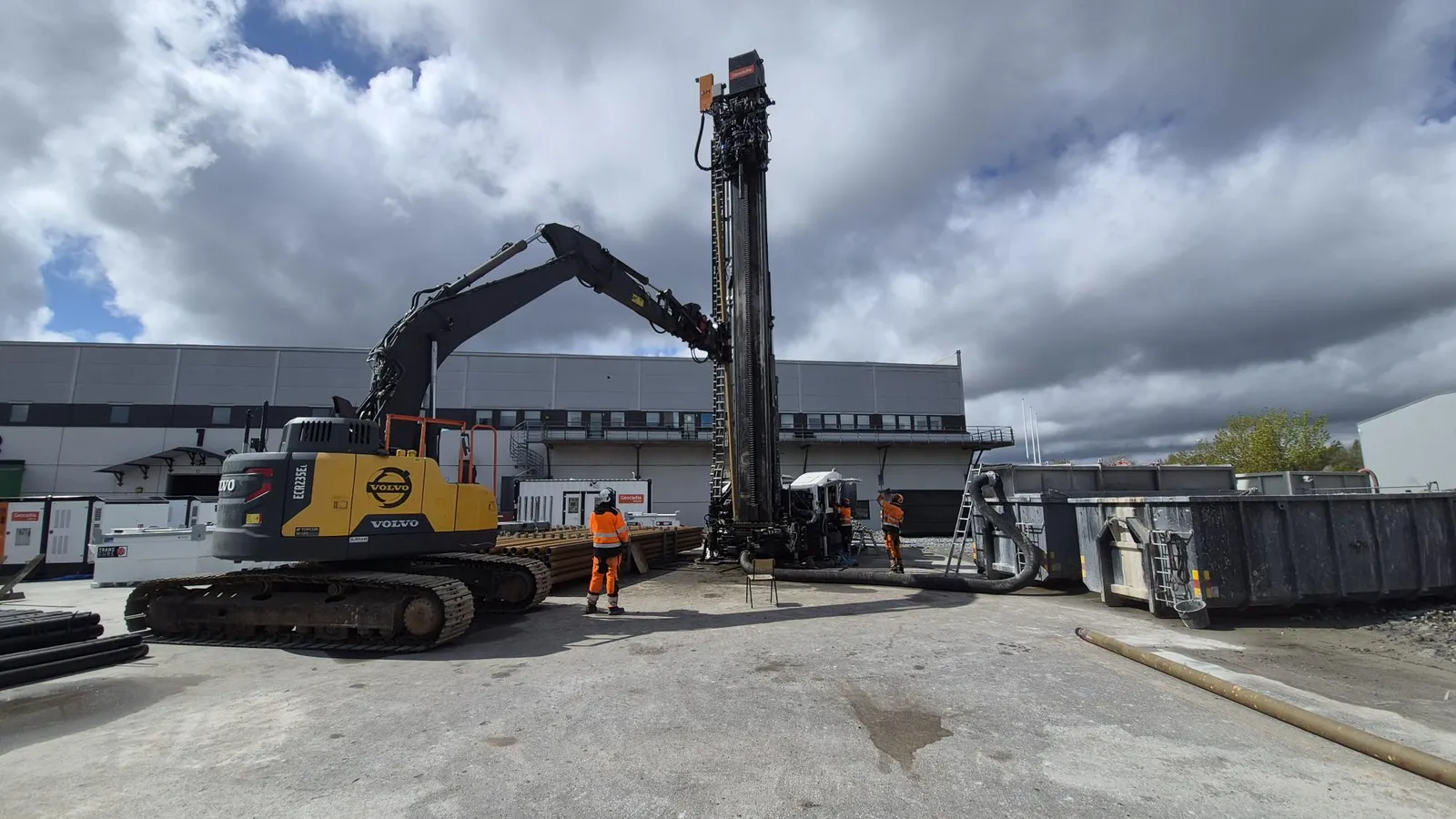 Geocadia drilling equipment and field crew at Jordbro, Sweden